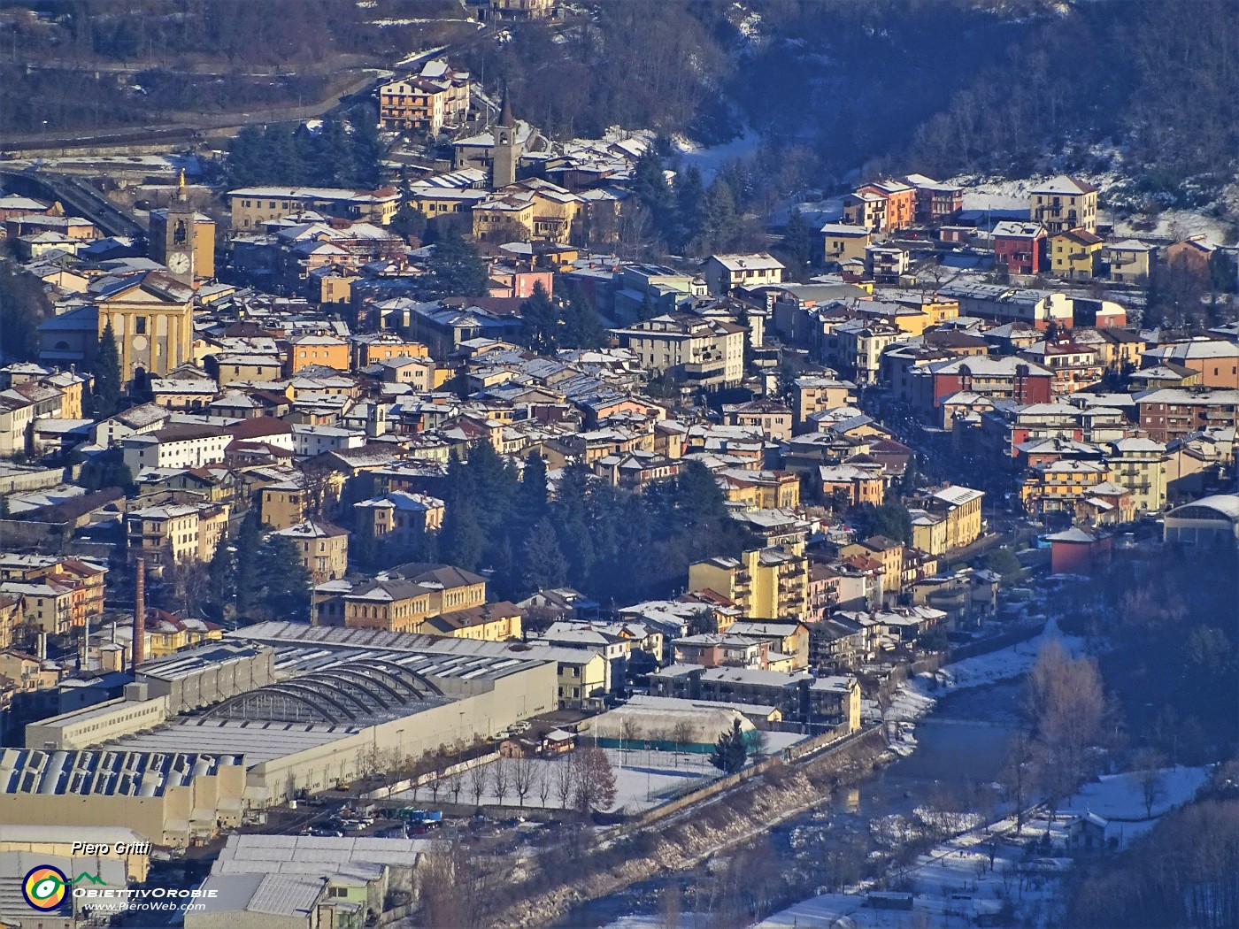 22 Maxi zoom sul centro di Zogno, da dove vedo il Linzone.JPG -                                